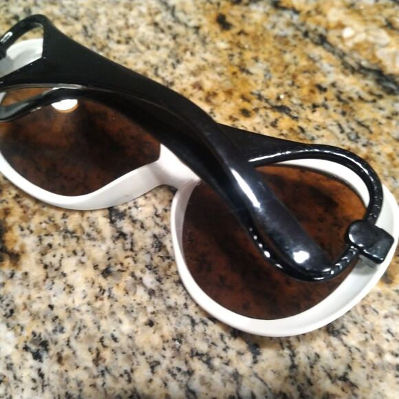 Womens Sunglass Oval White Silver Plastic Amber Lens CUTE!!